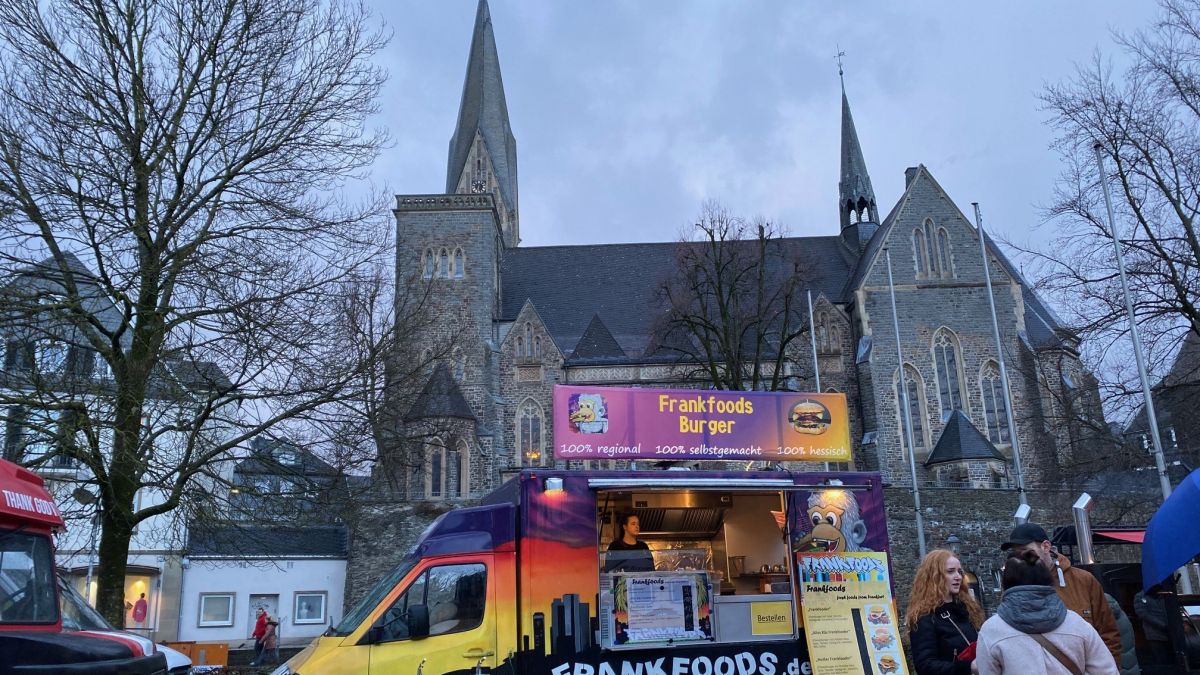 Am Fuße der St.-Martinus-Kirche reihten sich auf dem Kurkölner Platz diverse Food-Trucks aneinander. Burger und Pommes mal anders? Kein Problem: Hier gab es alles. von Kerstin Sauer