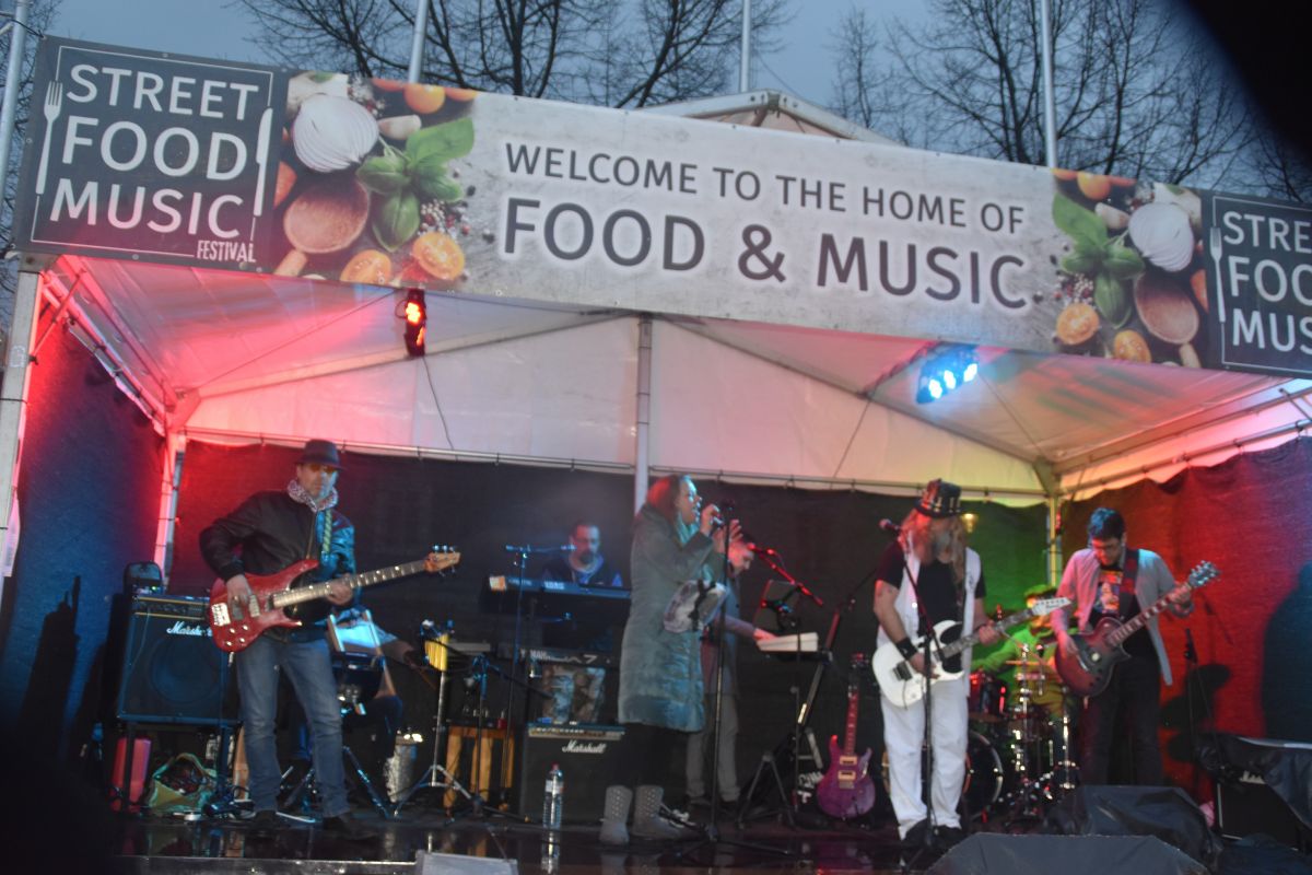 Die Band „Fly High“ sorgte zum Auftakt des Festivals für gute Unterhaltung. von Nicole Voss