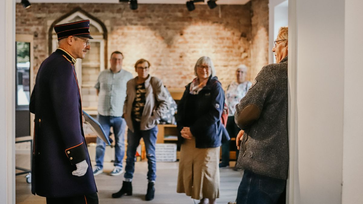 Günter Sagafe führt in originalgetreuer Zugführer-Uniform durch die Dauerausstellung. von Stadt Lennestadt