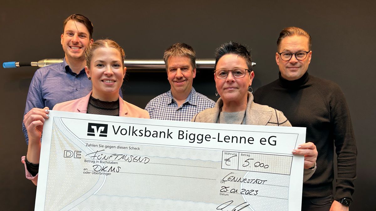 5.000 Euro aus der Weihnachts-Spendensammlung haben Vertreter von TRACTO in Saalhausen jetzt an die DKMS überreicht. von privat