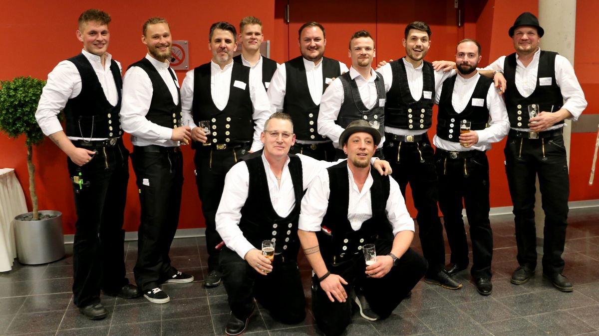 Stolz und in bester Feierlaune: Teilnehmer der Meister- und Absolventenfeier in Siegen. von Handwerkskammer Südwestfalen