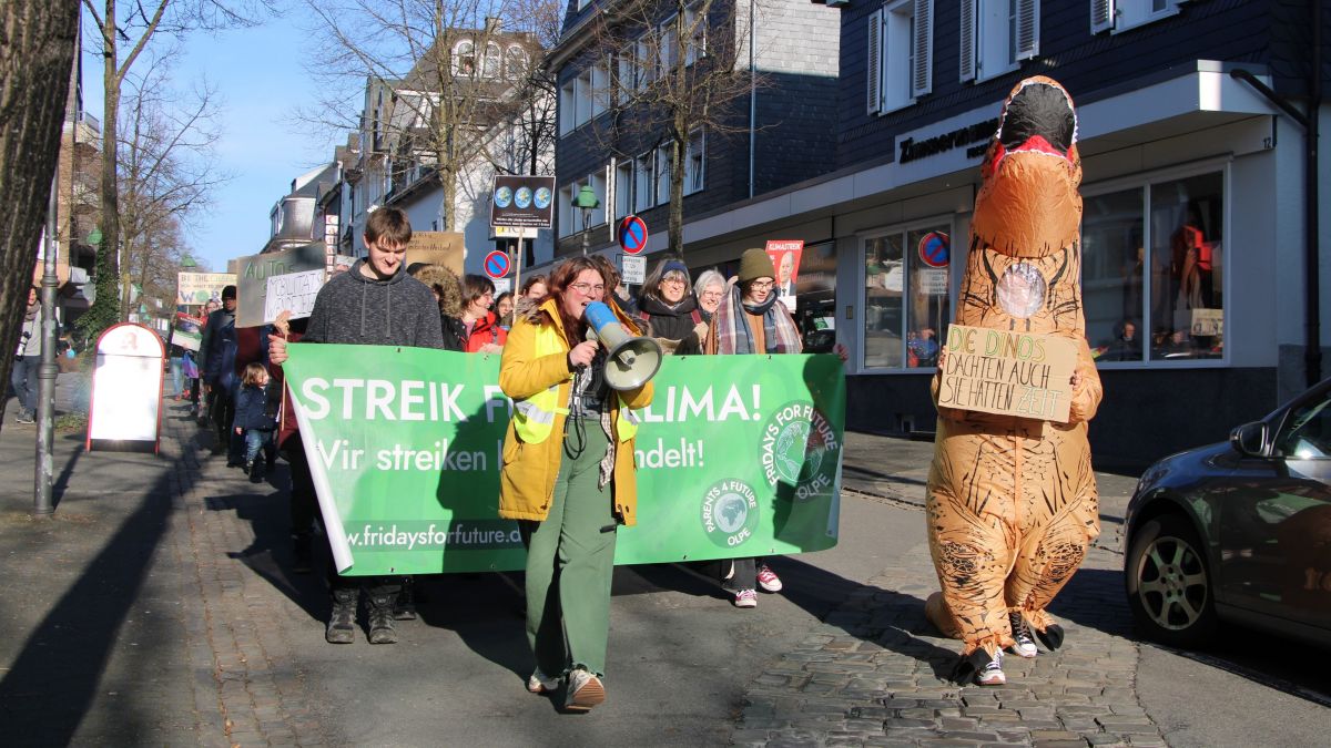 Fridays for Future hatte zum globalen Klimastreik aufgerufen. Auch in der Kreisstadt zogen Demonstranten durch die Straßen. von Lorena Klein
