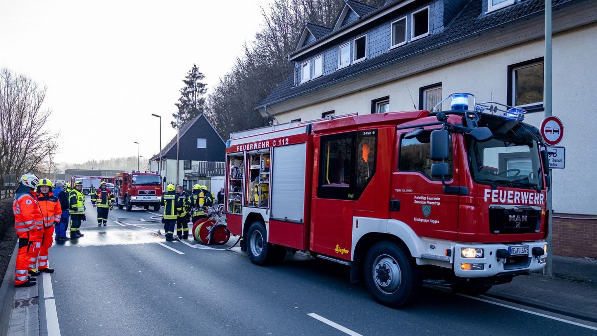 Die Freiwillige Feuerwehr der Gemeinde Finnentrop hat bei einem Wohnungsbrand in Heggen eine Person gerettet. von Feuerwehr Finnentrop
