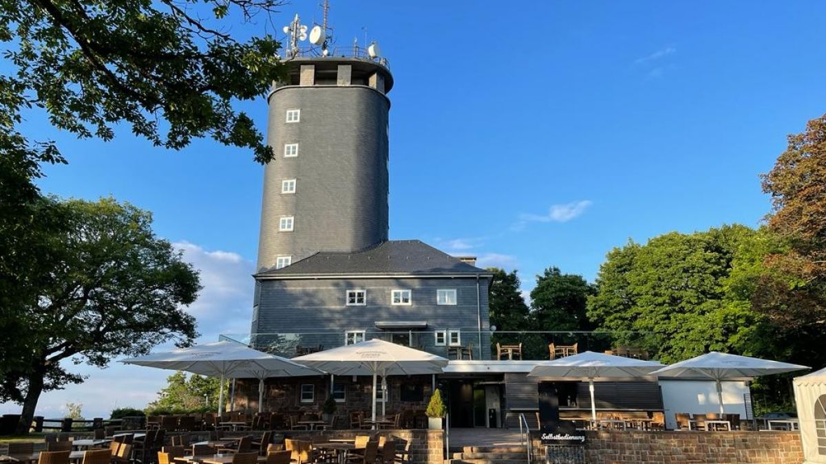 Die Hohe Bracht ist das Wahrzeichen des Kreises Olpe. Wegen der anstehenden Bauarbeiten an der Kreisstraße 20 ist der Aussichtsturm sowie die darin befindliche Gastronomie voraussichtlich bis zum 27. Mai nur eingeschränkt mit Kraftfahrzeugen erreichbar. von Kreis Olpe