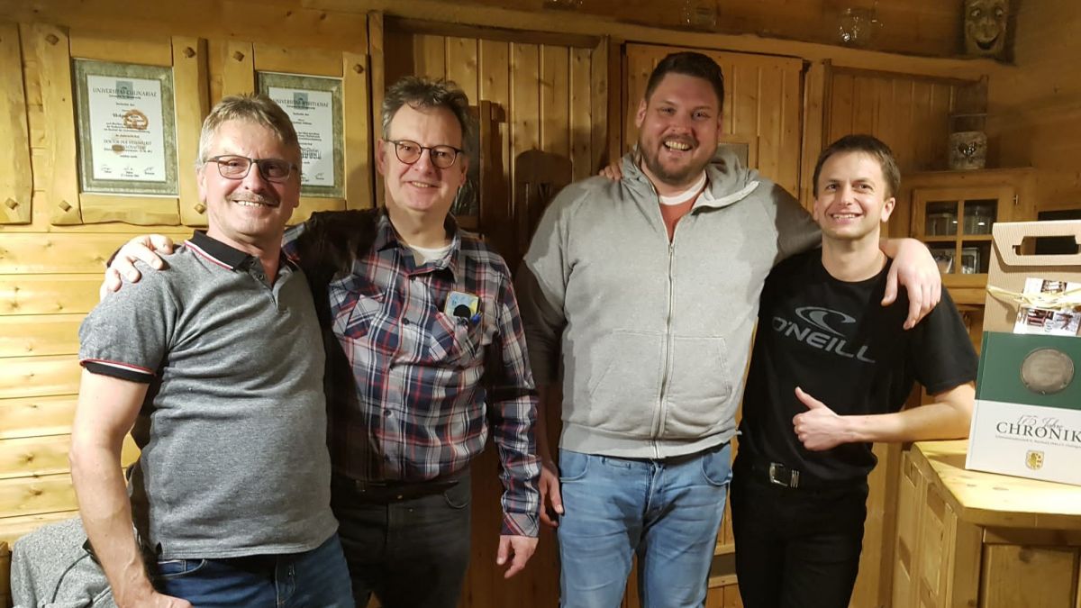 Das neue Führungsduo des Zuges Süd: Zugführer Michael Steinmeier (3.v.l.) und sein Stellvertreter Bastian Hendrichs (4.v.l.). von privat