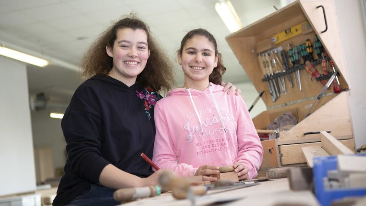 Beim Girls' Day und Boys' Day erhalten Schüler die Chance für Schüler, Berufe und Studienfelder kennenzulernen, die sie sonst selten für sich in Betracht ziehen. von kompetenzz | Björn Gaus