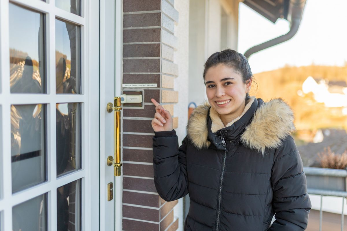 Nikola Zahret Osorio Salinas hat sogar ihr eigenes Namensschild am Haus der Schlüngermanns. von Tine Schmidt