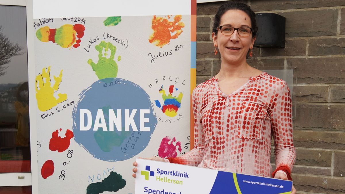 Rebecca Kranz vom Kinder- und Jugendhospiz freut sich über die Spende der Sportklinik Hellersen. von Kinderhospiz Balthasar