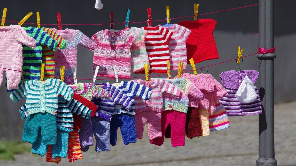 Symbolfoto Kinderkleidung, Babysachen, Stricksachen, Basar von Pixabay.com