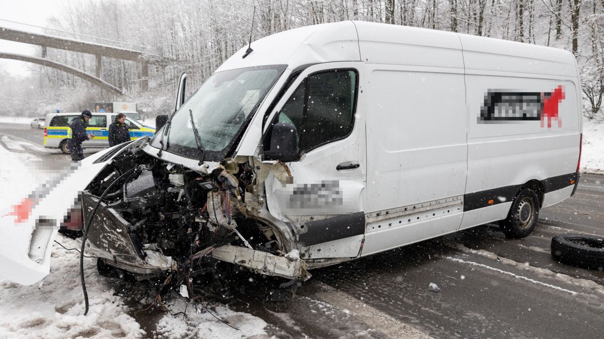 Der Kleintransporter geriet auf schneeglatter Straßer ins Schlingern und prallte mit einem entgegenkommenden Auto zusammen. von Kai Osthoff