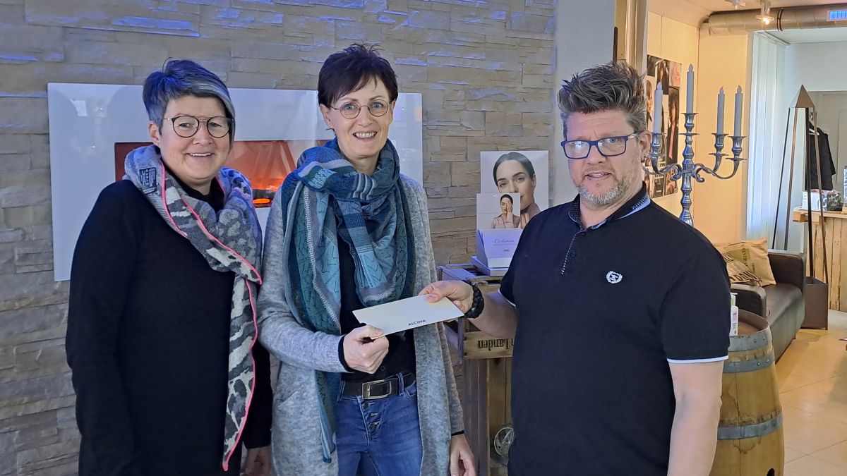 655 Euro sammelte Frank Fehling für das St. Josefs-Hospital Lennestadt. Die Spende wurde erfreut von  Stefanie Mertens, Claudia Sperzel von der Palliativstation entgegen genommen. von GFO Kliniken Südwestfalen