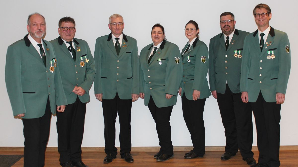 Die geehrten Mitglieder des Spielmannzuges St. Sebastianus.   Von links nach rechts: Guido Gummersbach, Michael König, Markus Heider, Beatrix Abeln, Lisa Marie Abeln, Thomas Lorenz, Michael Grammel. von privat