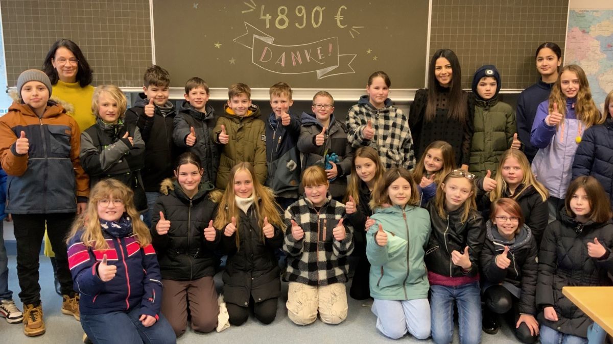 Die Rektorin der St.-Ursula-Realschule Christiane Eickhoff (hinten 2.v.l.) und Lehrerin Helin Albayrak (hinten 4.v.r.) freuen sich mit den Schülern über die Spendenbereitschaft. von privat