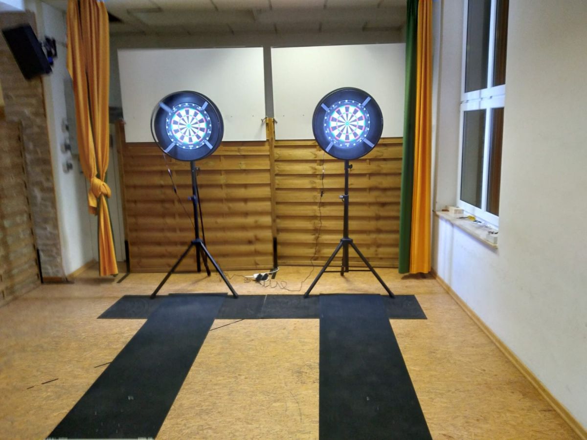 Gleichzeitig findet montags der Darttreff statt. von privat