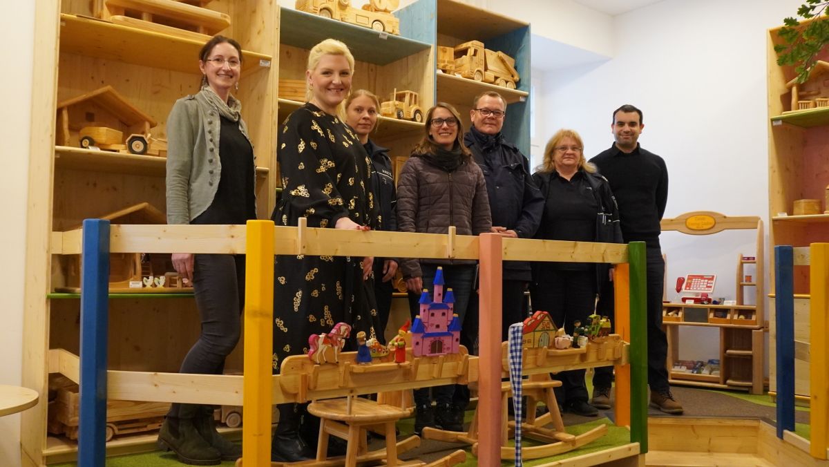 Das Foto zeigt die Leiterin Yasmin Scheiner (links) mit einem Teil des Teams der JVA und Christin-Marie Stamm MdL (2. von links). von privat