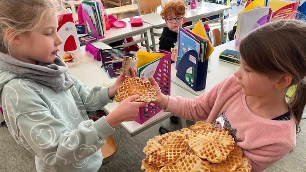 Vier Mädchen der Gemeinschaftsgrundschule Hünsborn verkauften Waffeln. Mit dem Erlös sollen Erdbebenopfer unterstützt werden. von privat