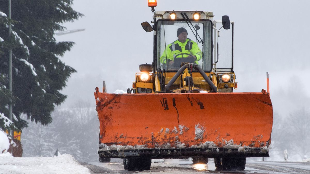 Schnee und Eis sorgen für Verkehrschaos im Kreis Olpe. von Nils Dinkel