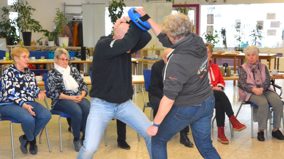 Selbstbehauptung für Senioren im Begegnungszentrum „lebensfroh“: Maria Hebbecker wehrt einen simulierten Angriff von Didi Hähner ab. von Wolfgang Teipel