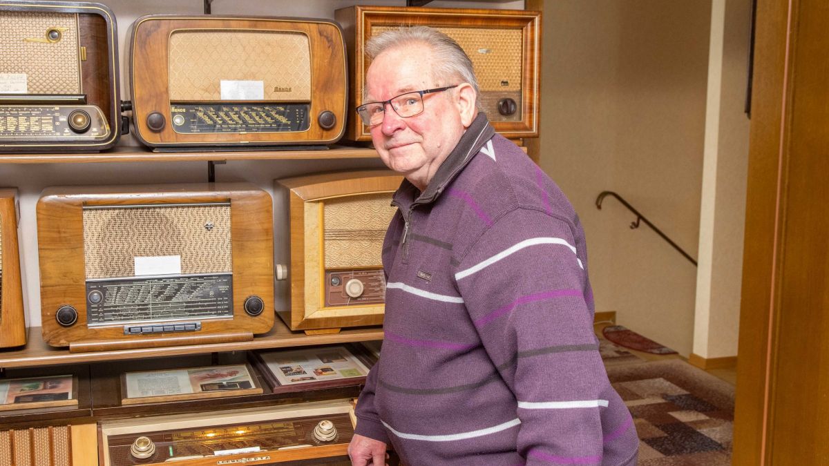 Reinhard Flöper hat etwa 400 Radios in seinem privaten Museum. Inzwischen hat er auch schwarz-weiß Fernseher für sich entdeckt. von Nils Dinkel