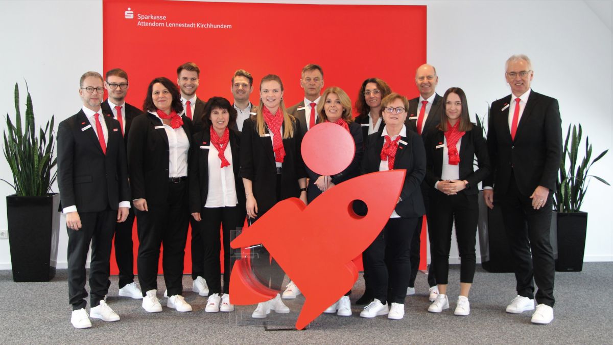 Das Team der Sparkasse Attendorn-Lennestadt-Kirchhundem in der Geschäftsstelle Altenhundem. von Lorena Klein