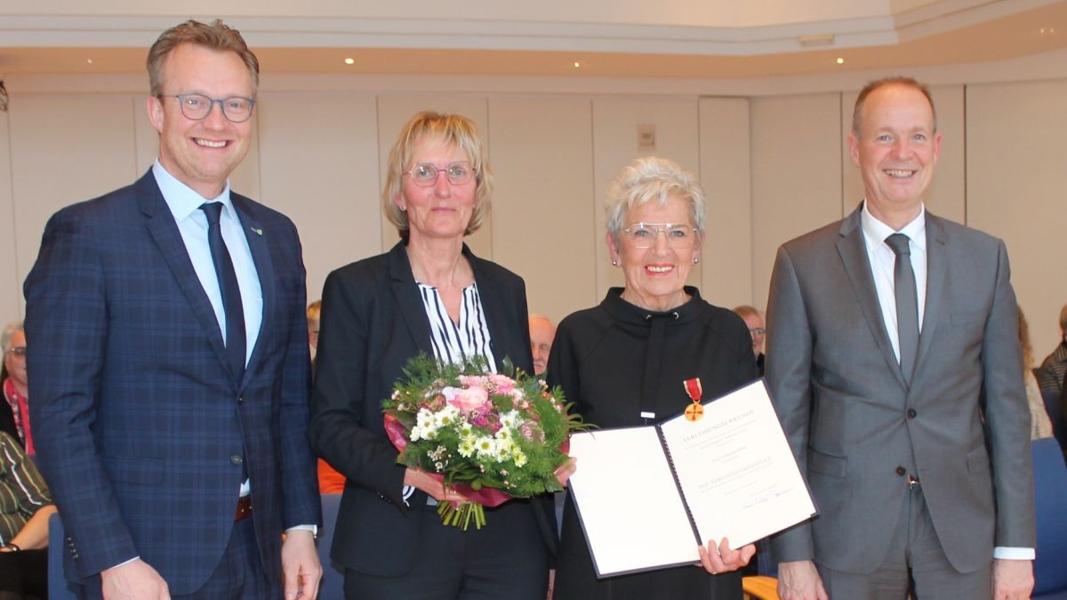 Landrat Theo Melcher (r.) überreichte die von Bundespräsident Steinmeier verliehene Verdienstmedaille des Verdienstordens der Bundesrepublik Deutschland an Marlies Heer (2.v.r.). Zu den ersten Gratulanten zählten Bürgermeister Tobias Puspas (l.) und Laudatorin Rita Balve-Epe (2.v.l.). von Kreis Olpe