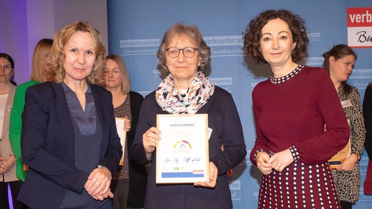 Bundesministerin Steffi Lemke (links) und Ramona Pop (rechts) von den Verbraucherzentralen überreichen Birgitt Mevenkamp vom Gymnasium Maria Königin die Auszeichnung als „Verbraucherschule“. von privat