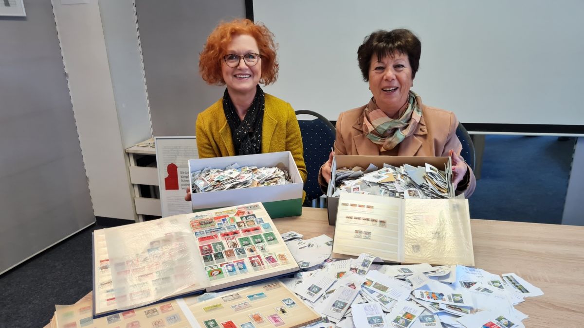 Jutta Hecken-Defeld und Sibille Niklas vom Vorstand der AWO Wenden mit zahlreichen gesammelten Briefmarken für Bethel. von privat