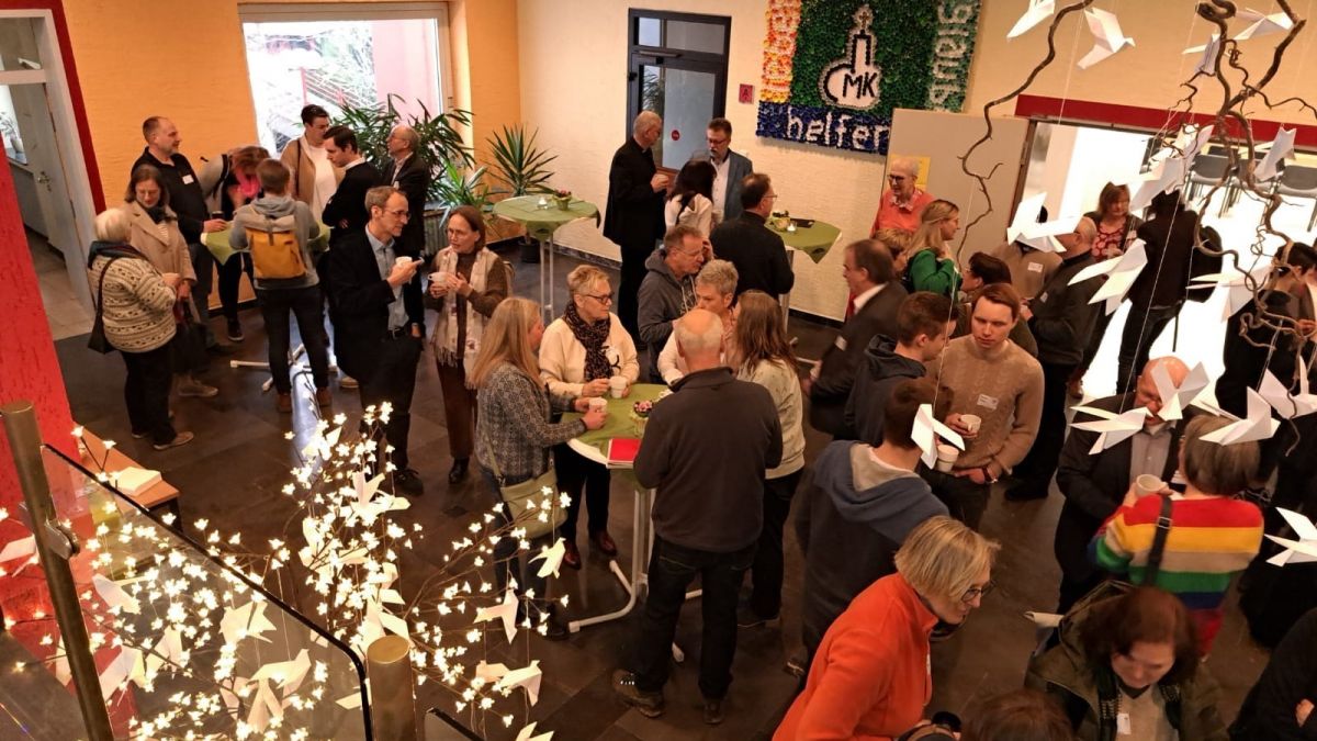 Fast 120 Engagierte aus Haupt- und Ehrenamt diskutierten in einem regen Austausch über die Zukunft von Kirche und Glaube in ihren Gemeinden vor Ort. von privat