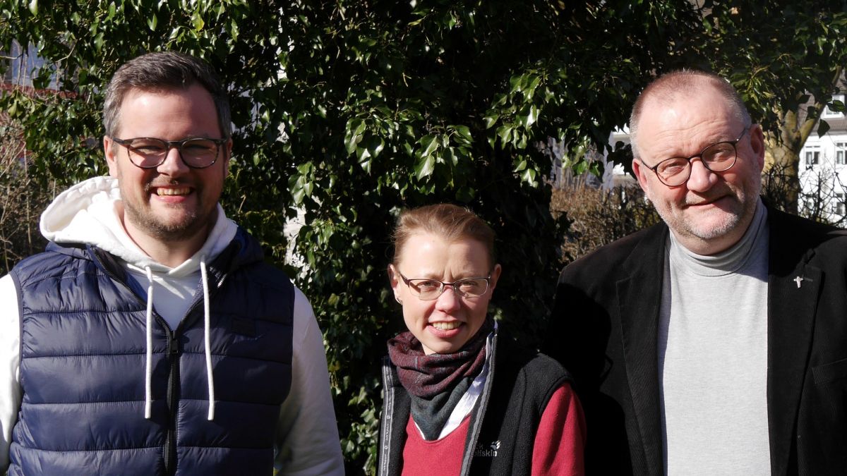 Von links: Alexander Sieler (Dekanatsjugendseelsorger), Esther Göcke (Dekanatsreferentin für Jugend und Familie) und Pfarrer Andreas Neuser (Dechant). von Dekanat Südsauerland