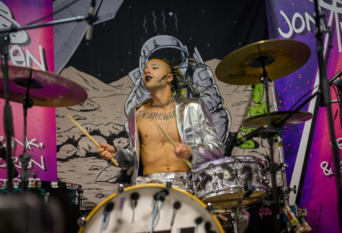 Jona Boubaous, Bandmitglied von TIL, veröffentlicht unter dem Namen „JonAlien“ diesen Sommer sein erstes Solo-Album. von Marcus Latsch