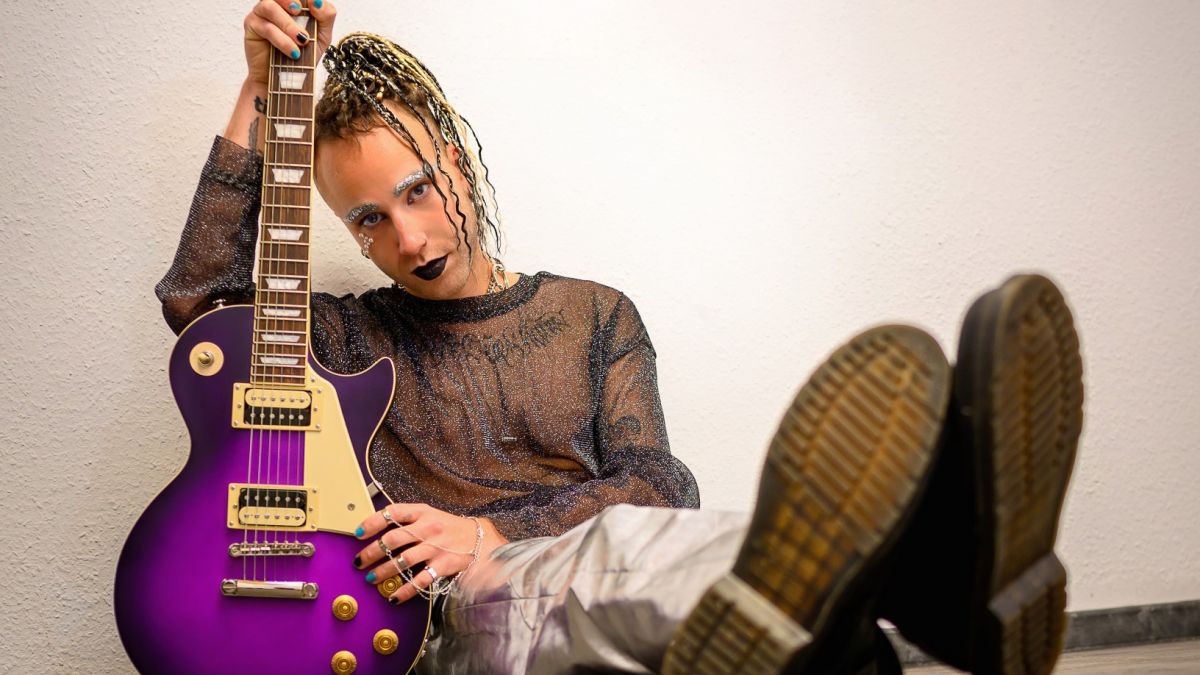 Jona Boubaous, Bandmitglied von TIL, veröffentlicht unter dem Namen „JonAlien“ diesen Sommer sein erstes Solo-Album. von Marcus Latsch