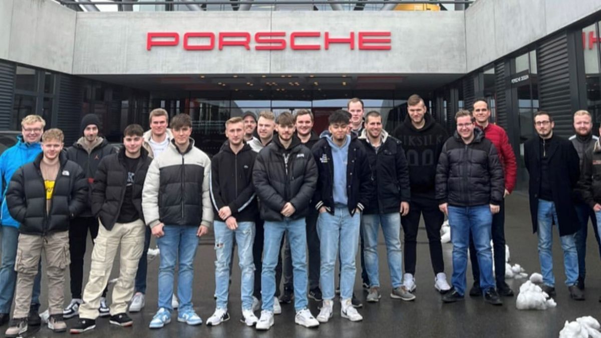Die Auszubildenden aus Lennestadt vor dem Porsche-Werk in Lepizig. von privat