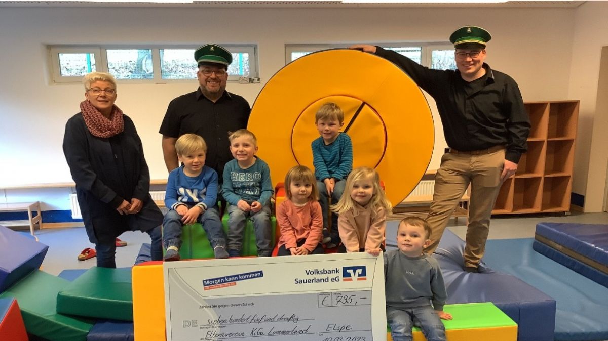Im Kindergarten „Lummerland“ freut sich Einrichtungsleiterin Marion Nolden über den Besuch von Maximilian Ellinger (r.) und Michael Japes. von privat