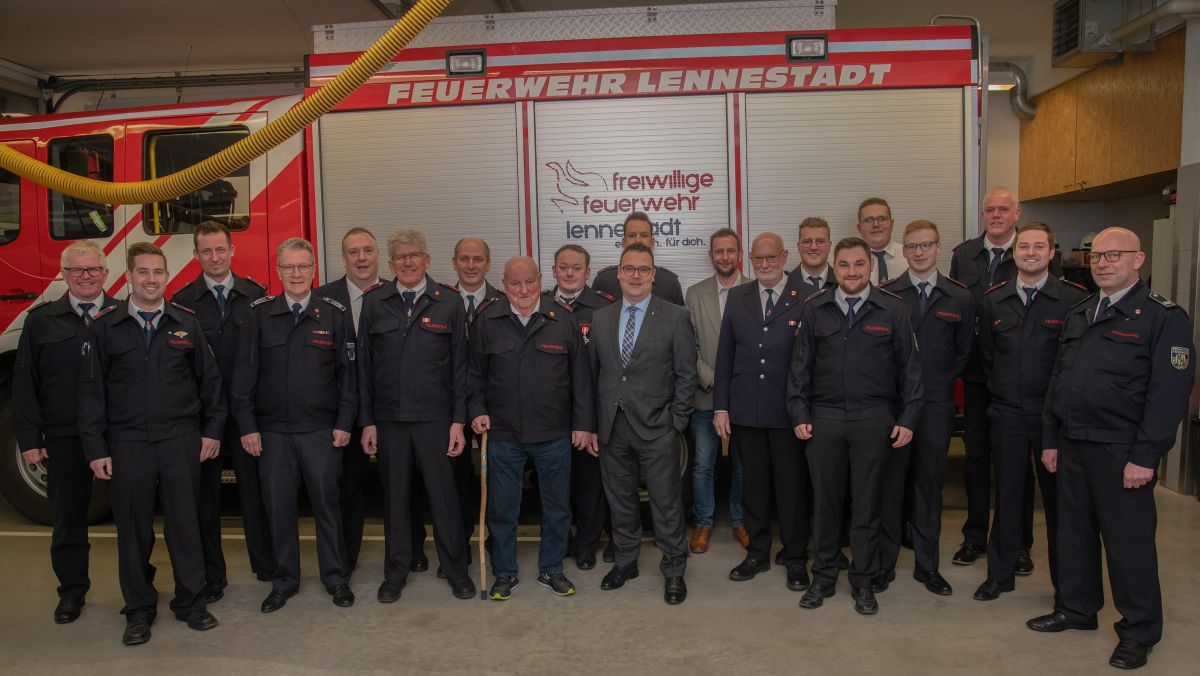 Die beförderten und geehrten Kameraden des Einsatzbereichs 4 und die Gäste der Jahresdienstbesprechung. von privat