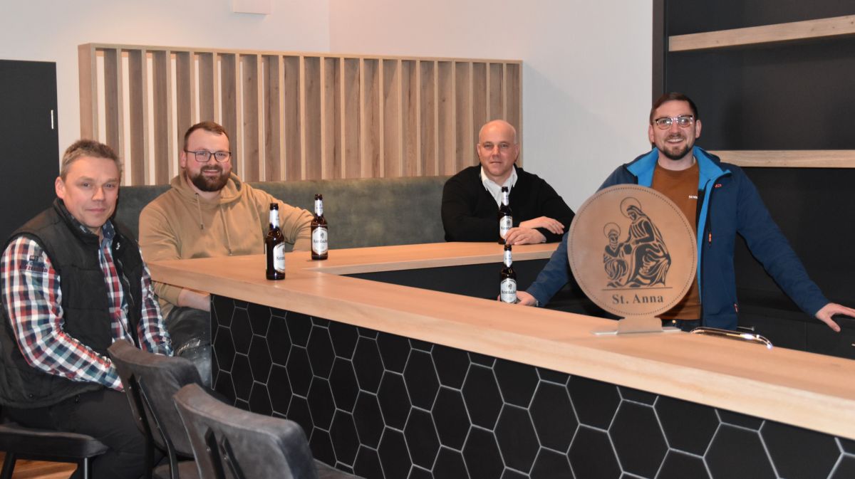 Probesitzen an der „Anna-Bar“: Ralf Stahl, André Zepke, Nils Ebermann und Jörg Sieler (v.r.). von Nicole Voss