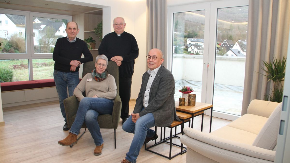 Alfons Heimes, Gabi Hohmann (kommissarische Hospizleiterin), Pastor Heinrich Schmidt und Martin Schäfer im Wohnzimmer der Hospiz-Erweiterung: Bei der Planung haben Team und Vorstand vor allem Wert auf Gemütlichkeit sowie helle und freundliche Farben gelegt. von Kerstin Sauer