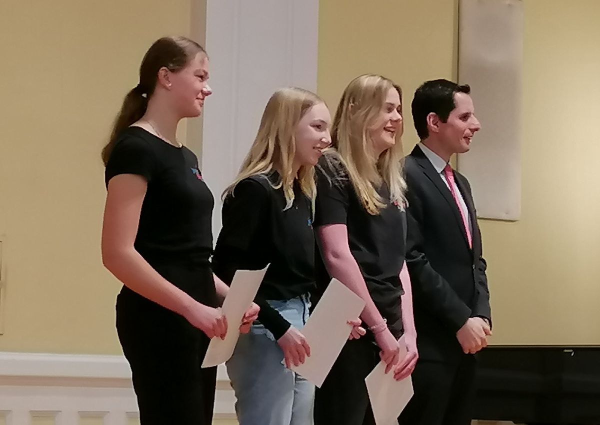 Auch diese jungen Sängerinnen - hier mit Bürgermeister Christian Pospischil - freuten sich über ihre Auszeichnungen. von Chiara Martella