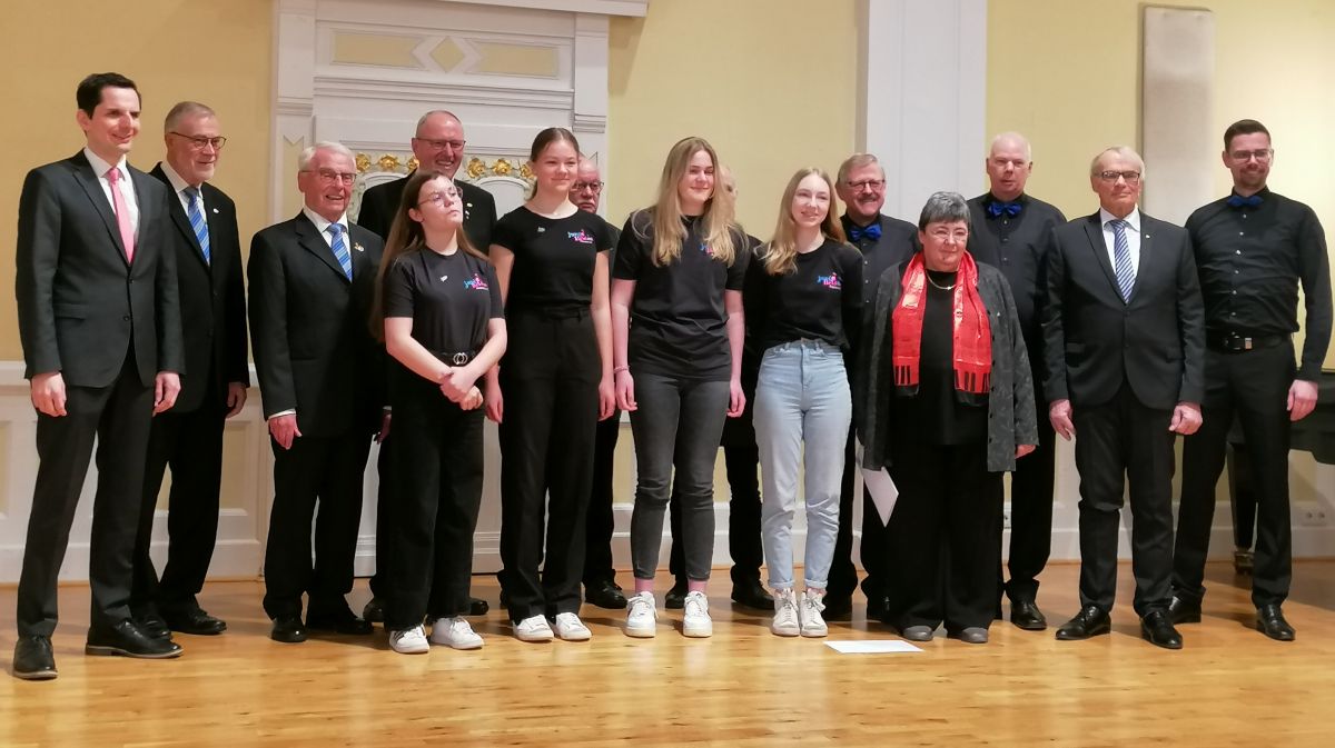 Bürgermeister Christian Pospischil (l.) und Sängerkreisvorsitzender Steffen Keller (2.v.r.) mit den Geehrten. von Chiara Martella