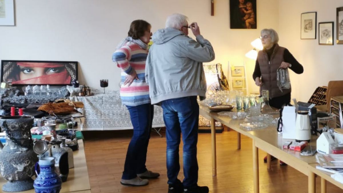 Das erste „Trödeln und Klönen“ der kfd Kirchveischede war ein voller Erfolg und brachte 670 Euro, die durch eine private Spende noch  um 100 Euro aufgestockt wurden. von privat