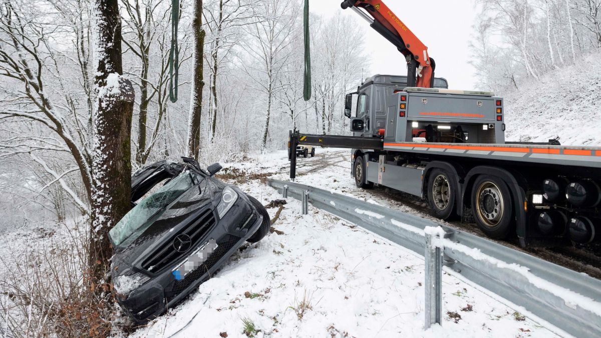 Auf der Kreisstraße 15 verletzte sich eine 29-Jährige. von Kai Osthoff