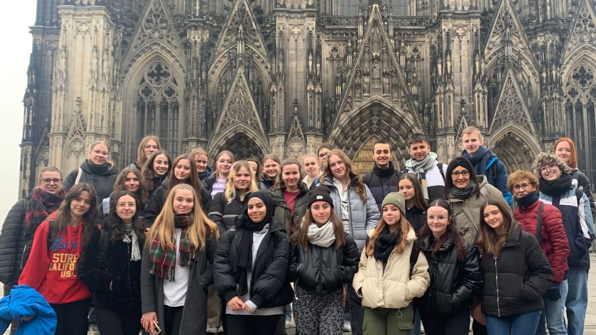 Die Schüler der EF mit den Spaniern vor dem Kölner Dom. von privat