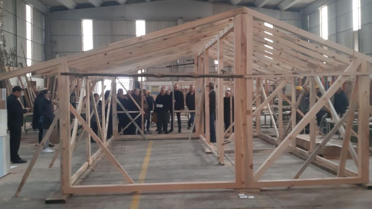 Çaycumas Bürgermeister Bülent Kantarci zeigt einer Delegation aus Lennestadt die Werkhalle zum Bau der voll funktionsfähigen Häuser in Holzbauweise (aufgenommen im Februar 2023). von Bülent Kantarci