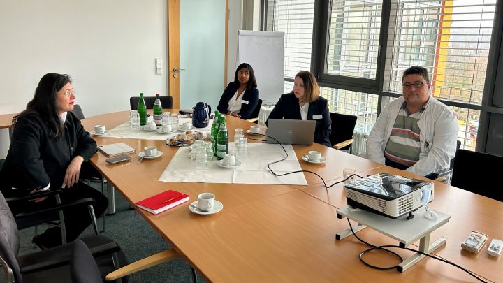 Nezahat Baradari (links) besuchte die Helios Klinik in Attendorn.