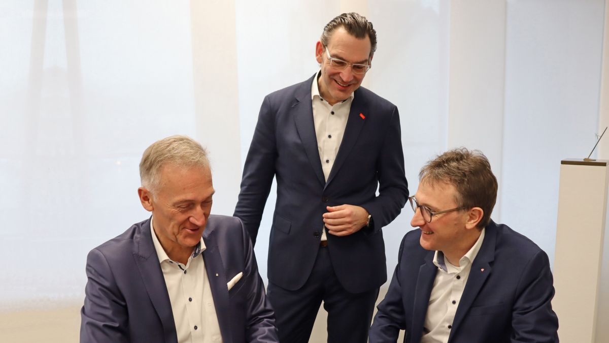 Sparkassenvorstand Peter Schulte, Frank Nennstiel und Peter Vogt (von links) freuen sich über das gute Geschäftsjahr 2022. von privat