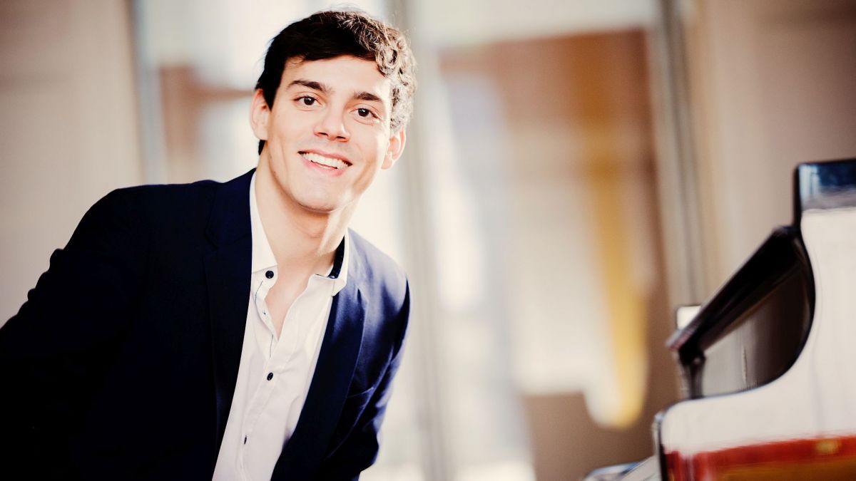 Pianist Aaron Pilsan kommt nach Olpe. von Julia-Wesely (Presse)