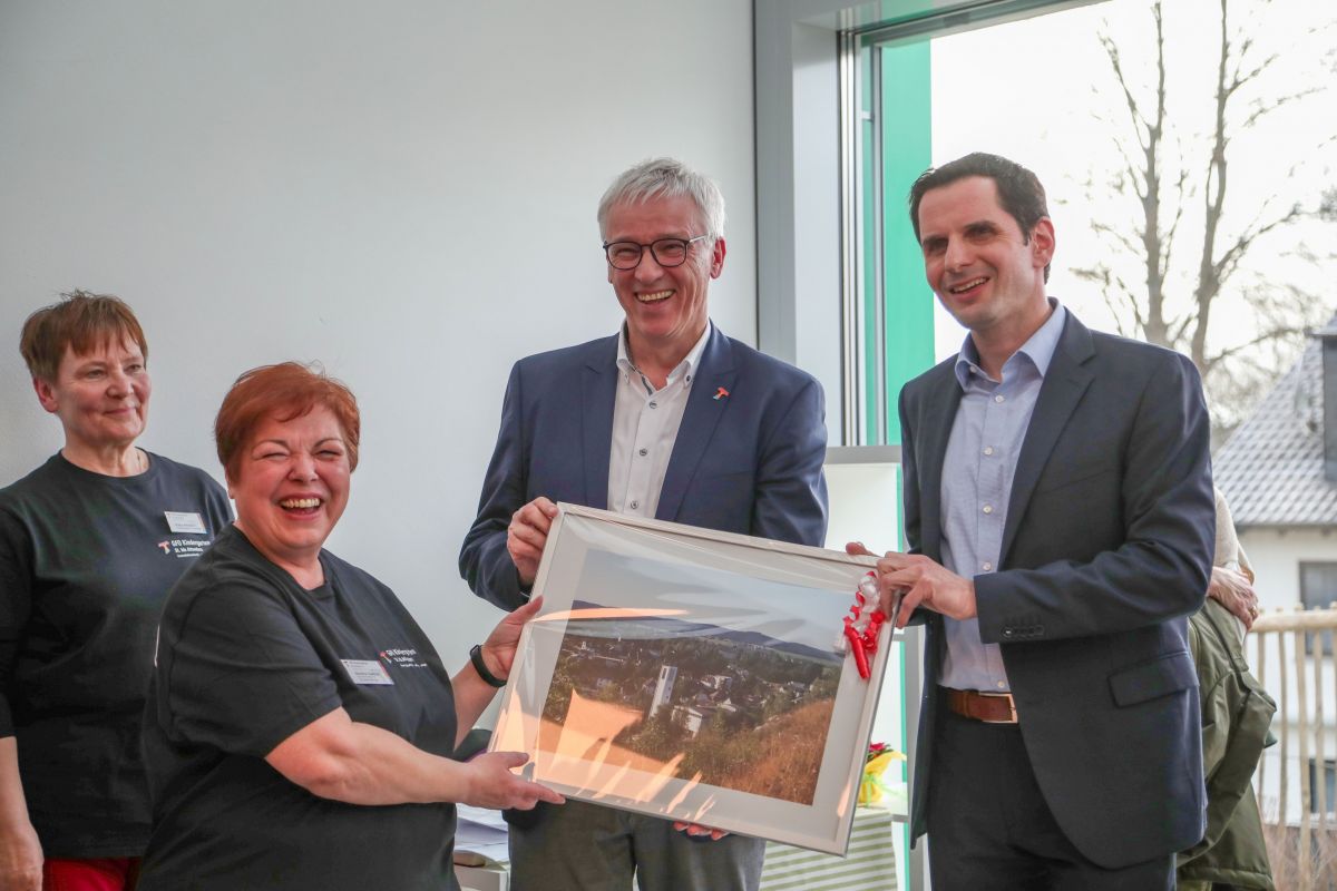 Bürgermeister Christian Pospischil überreichte Geschäftsführer Markus Feldmann sowie Dimitra Gärtner, Kita-Leiterin, ein Bild sowie ein Flachgeschenk. von Tine Schmidt