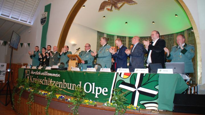 Der KSB-Vorstand spendete Markus Bröcher stehend Applaus bei der Wiederwahl zum Kreisoberst.