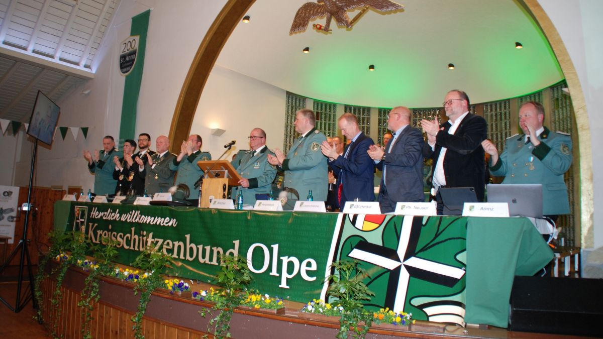Der KSB-Vorstand spendete Markus Bröcher stehend Applaus bei der Wiederwahl zum Kreisoberst. von Harpo