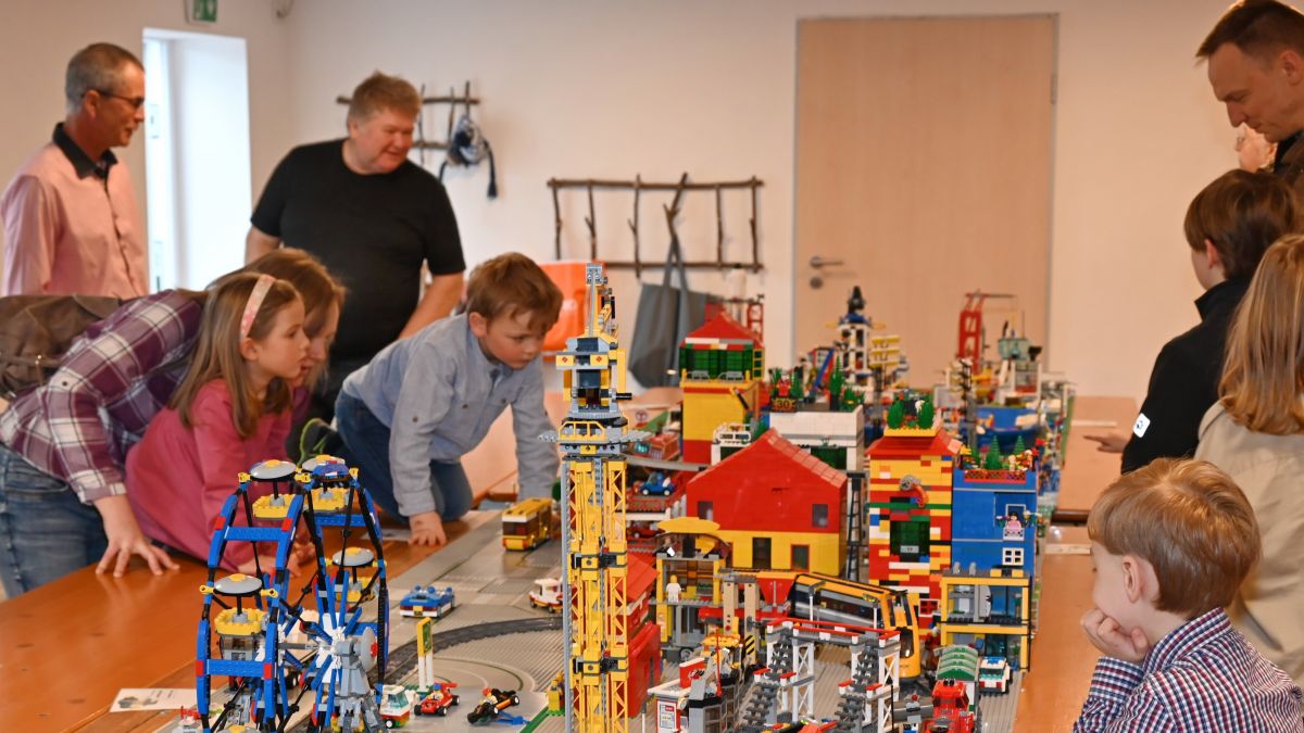 35 Kinder bauten aus 100 einzelnen Bausätzen eine ganze Lego-Stadt. von Miriam Walkenbach