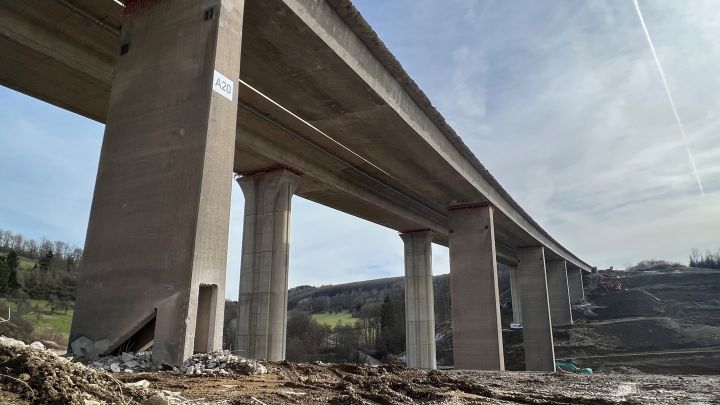 Das zweite Teilbauwerk der Talbrücke Eisern wird gesprengt.